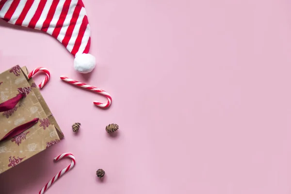 Noel pembesi arka plan, geniş pankart. Hediyeler ve Noel Baba 'nın kırmızı beyaz şapkası