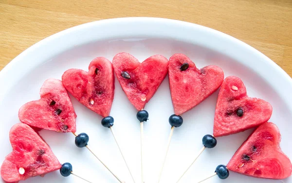 Karpuz kalp şeklinde. Kes şu komik yemeği. Sevgililer Günü için aşkla yemek..