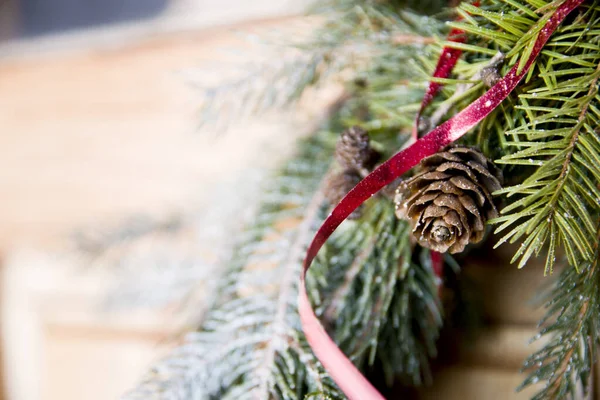 Noel arkaplanı, fotokopi alanı, konili yeşil köknar dalları, ön kapı için dekoratif çelenk.