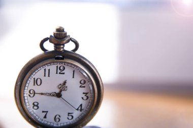 Eski antik metalik cep saati açtı. Saat 12: 45, öğlen. Okları izle, geçen zamanı, yaşamı, son teslim tarihini