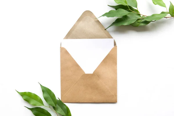 Kahverengi gri, beyaz kartı ve mesaj için yeri var. Kartpostal, tebrik kartı ya da davetiye.