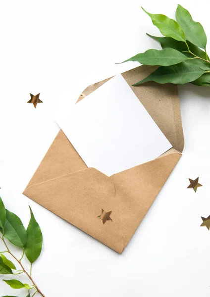 Kahverengi gri, beyaz kartı ve mesaj için yeri var. Kartpostal, tebrik kartı ya da davetiye.