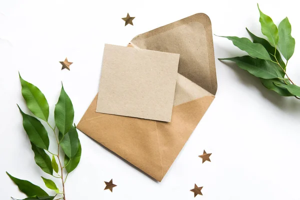 Kahverengi gri, beyaz kartı ve mesaj için yeri var. Kartpostal, tebrik kartı ya da davetiye.