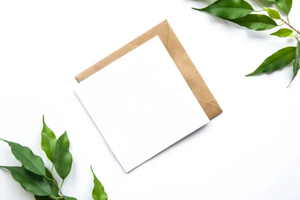 Kahverengi gri, beyaz kartı ve mesaj için yeri var. Kartpostal, tebrik kartı ya da davetiye.