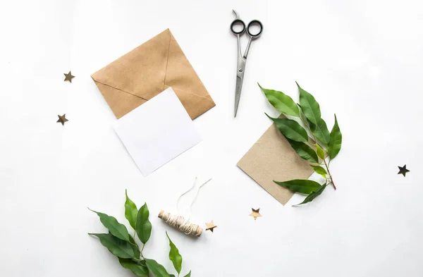 Kahverengi gri, beyaz kartı ve mesaj için yeri var. Kartpostal, tebrik kartı ya da davetiye.