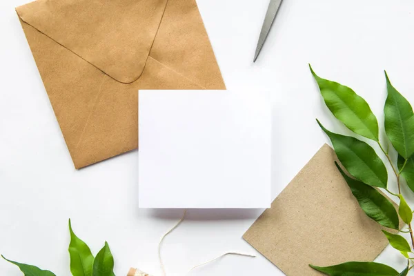 Kahverengi gri, beyaz kartı ve mesaj için yeri var. Kartpostal, tebrik kartı ya da davetiye.