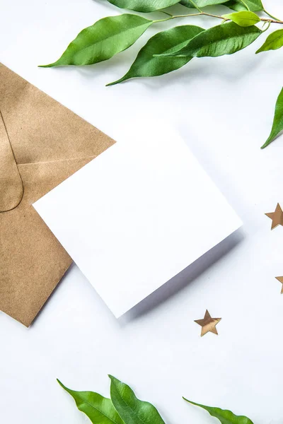 Kahverengi gri, beyaz kartı ve mesaj için yeri var. Kartpostal, tebrik kartı ya da davetiye.