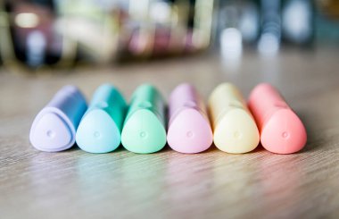 Masanın üzerindeki pastel işaretler, çok renkli, gökkuşağı renkleri