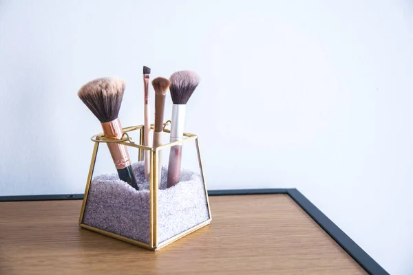 Makyaj fırçaları için şeffaf organizatör. İç mekan modern tasarım dekoru. Araçları uydur