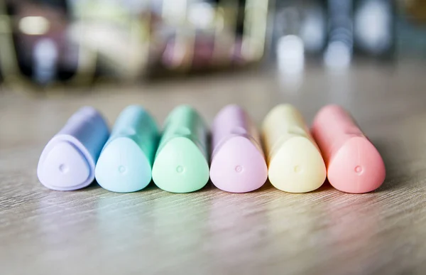 Masanın üzerindeki pastel işaretler, çok renkli, gökkuşağı renkleri