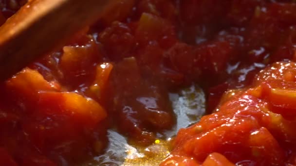 Salsa Tomate Pan Izquierda Cerca Cámara Lenta Salsa Tomate Hirviendo — Vídeos de Stock