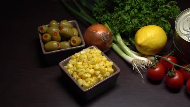 Conserve Ton Ingrediente Pentru Salata Ton Blatul Bucătărie Salată Verde — Videoclip de stoc