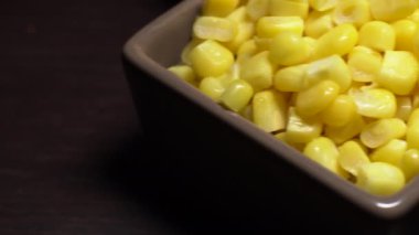 Konserve ton balığı. Mutfak tezgahında ton balığı salatası için malzemeler - marul, zeytin, vişneli domates, mısır ve açık ton balığı konservesi. Sağa çevir. Kapat..  
