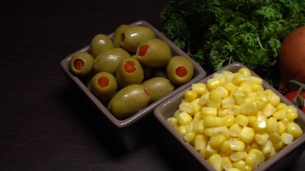 Tunfiskekonserves Ingredienser Til Tunsalat Køkkenbordplade Salat Oliven Forårsløg Kirsebærtomat Majs – Stock-video