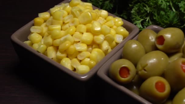 Κονσέρβα Τόνου Υλικά Για Τονοσαλάτα Πάγκο Κουζίνας Μαρούλι Ελιές Φρέσκα — Αρχείο Βίντεο