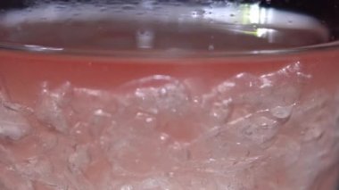 Şeffaf kozmetik jel ve marihuana yağı. Nemlendirici jel ve turuncu takvim yağı karıştırılıyor. Yakın plan. Jel dokusu arka plan. Yüz ve vücut için kincare ürünü. Güzellik konsepti.