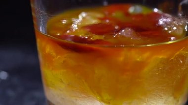 Kozmetik jel içine karoten damlaları ekliyorum. Nemlendirici jel ve karoten karıştırılıyor. Kapatın. Yüz ve vücut için kozmetik cilt bakımı ürünü. Güzellik konsepti.