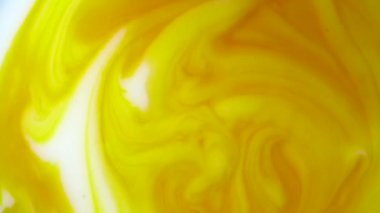 Kozmetik süt ve karoten. Turuncu beta karoten çözeltisiyle karıştırılmış beyaz sıvı. Yüz ve vücut için kincare ürünü. Kapatın. Döndürme. Soyut arkaplan. Üst görünüm. Güzellik konsepti. 