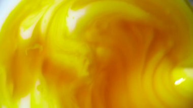 Kozmetik süt ve karoten. Beyaz sıvıyla turuncu beta karoten solüsyonunu tahta spatulayla karıştırıyorum. Yüz ve vücut için kincare ürünü. Kapatın. Döndürme. Üst Manzara. Güzellik konsepti. 