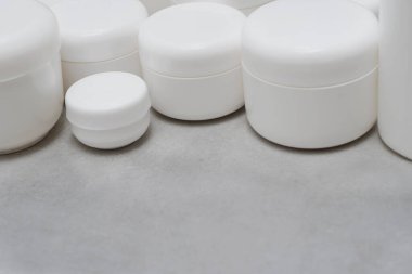 Makyaj malzemesi. Kozmetik kremi için boş kavanozlar. Etiketsiz beyaz plastik kaplar..