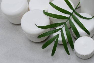 Makyaj malzemeleri. Kozmetik kremi için boş kavanozlar. Etiketsiz beyaz plastik kaplar. Markasız güzellik ürünü paketi..