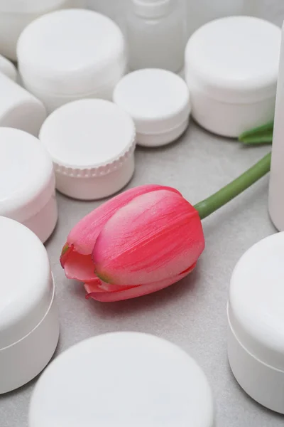 Model. Jel, losyon, krem için boş kavanozlar. Etiketsiz cilt ürünleri için beyaz plastik kaplar. Markasız güzellik ürünü paketi.