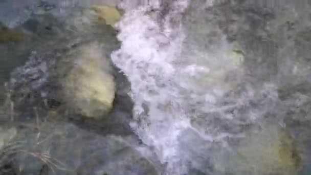 Sfondo chiaro fiume di montagna acqua. C'è un rumore del fiume. Le pietre possono essere viste attraverso l'acqua in fondo. — Video Stock