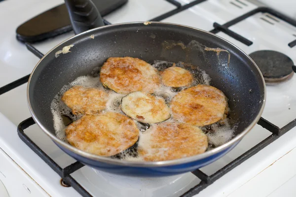 Courgette gebakken in bloem de pan. — Stockfoto