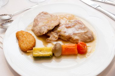 Sıcak et ve sebze yemek.