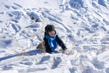 Karda oynarken küçük çocuk