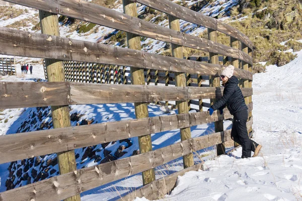 Sierra Navada Dağları'nda ahşap bir çit kadına