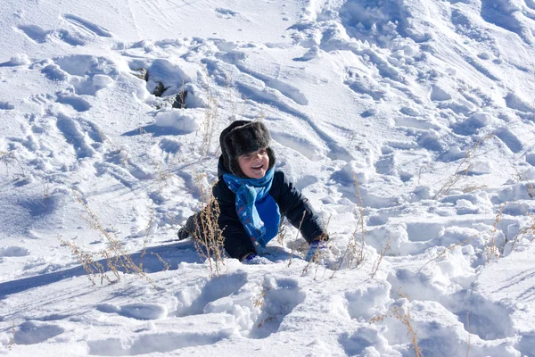 Karda oynarken küçük çocuk