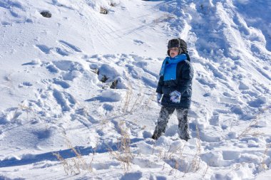 Karda oynarken küçük çocuk