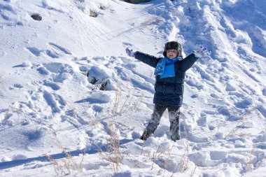 Karda oynarken küçük çocuk