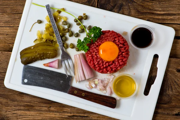 Tártaro de carne na placa de corte branca . — Fotografia de Stock