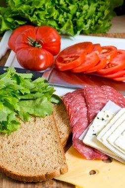 Kahvaltı sandviç hazırlamak.