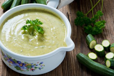 ahşap arka plan üzerinde kabak çorbası