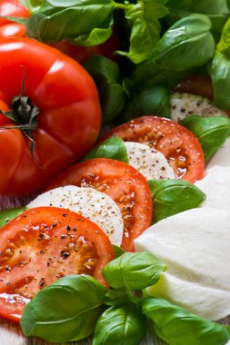 Caprese salatası mozarella peyniri ile