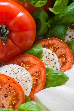 Caprese salatası mozarella peyniri ile