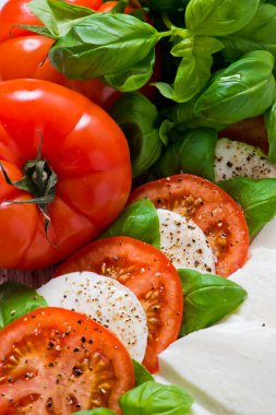 Caprese salatası mozarella peyniri ile