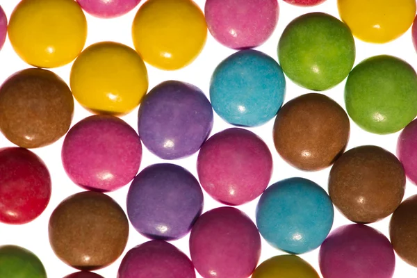 Kleurrijke snoepjes op wit — Stockfoto