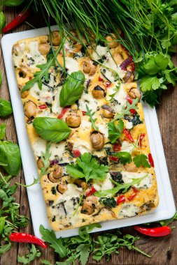 dilim taze yeşillik İtalyan frittata