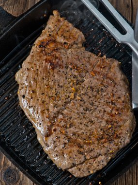 İrlanda sığır eti biftek salata soslarında Fry