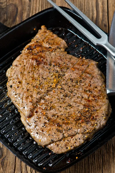 İrlanda sığır eti biftek salata soslarında Fry