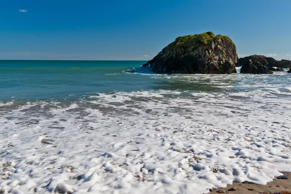 A praia acidentada em Kennack Sands na Península do Lagarto Cornwall England UK — Fotografia de Stock