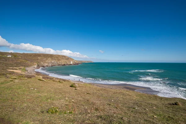 La escarpada playa de Kennack Sands en la península de Lagarto Cornwall Inglaterra Reino Unido — Foto de Stock