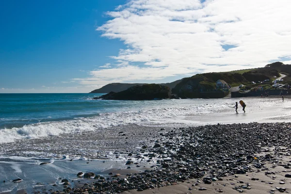 Der zerklüftete strand am kennack sande auf der eidechsenhalbinsel cornwall england uk — Stockfoto