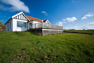 Sahada güzel beyaz köy evi .