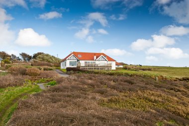 Sahada güzel beyaz köy evi .