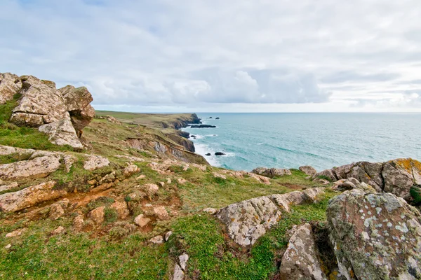 A gyík tengerpart, a sziklák felett Mullion Cove Cornwall — Stock Fotó